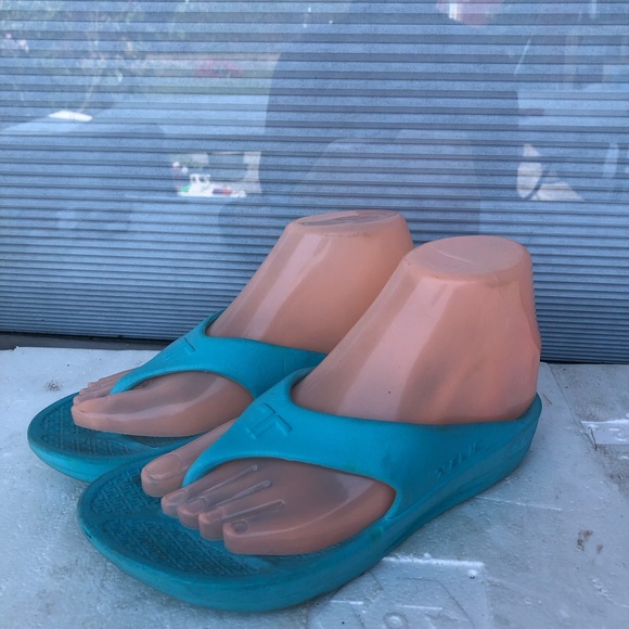 Telic Energy Sandals Women's Teal Blue Recovery Thong Flip Flop Slip On Sz 5.5 - Picture 1 of 14